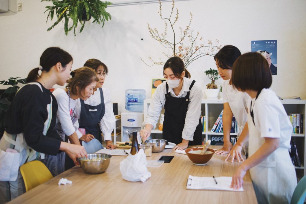 日本料理人で食文化講師。著書がグルマン世界料理本大賞でグランプリを受賞するなど食の世界で活躍する、うすいはなこさんを東京から招いた料理教室『奄美食材で作る家庭料理』 写真提供： Living AMAMI